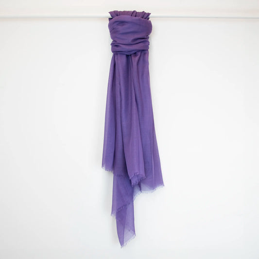 Pashmina in cashmere e modal viola a tessitura twill, pregiata manifattura Made in Italy, sottile ed elegante adatta a ogni stagione.