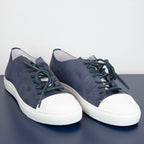 Sneakers basse blu in pelle e cuoio Made in Italy artigianali con dettagli cuciti a mano.