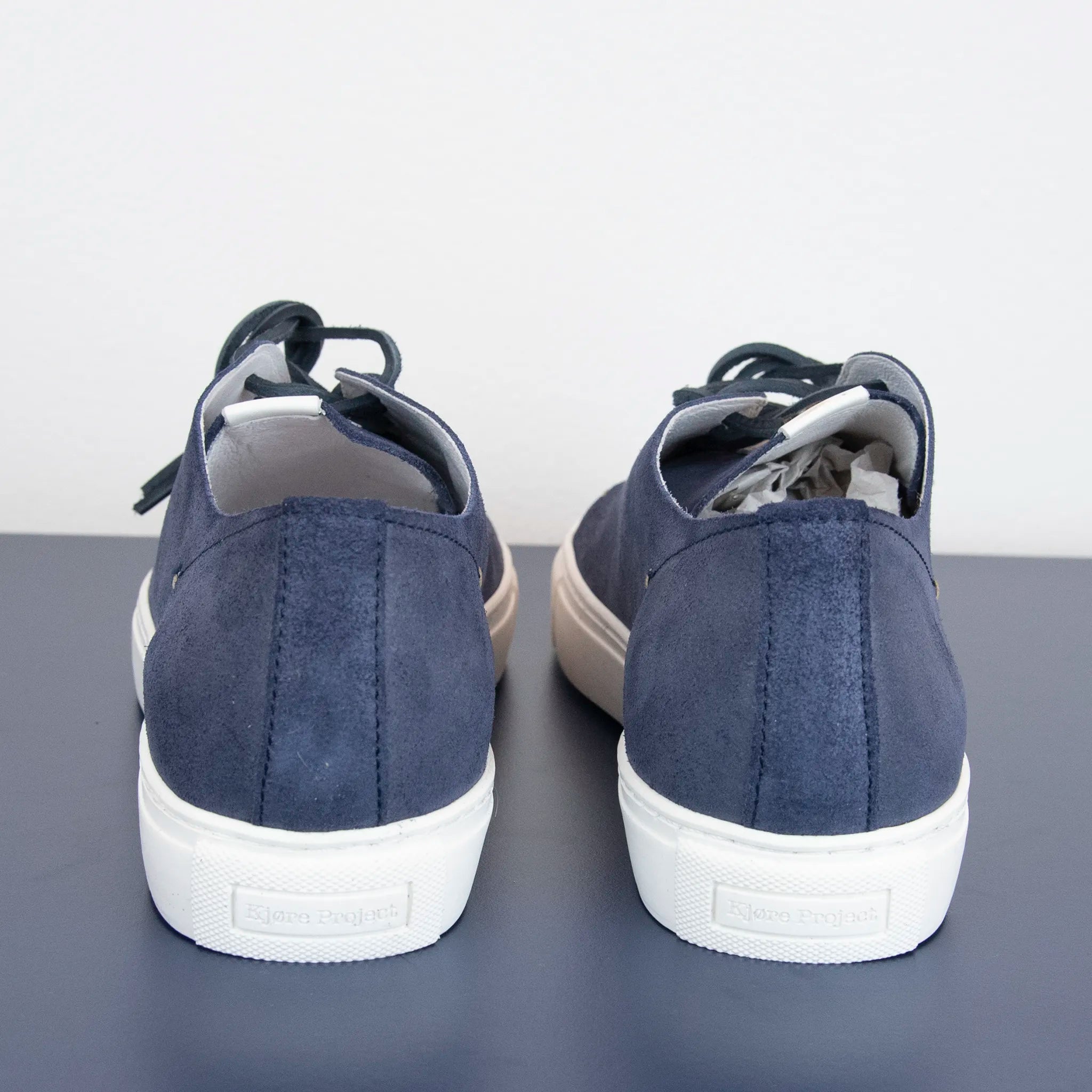Sneakers basse blu in pelle e cuoio Made in Italy artigianali con dettagli cuciti a mano.