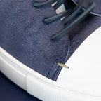 Sneakers basse blu in pelle e cuoio Made in Italy artigianali con dettagli cuciti a mano.
