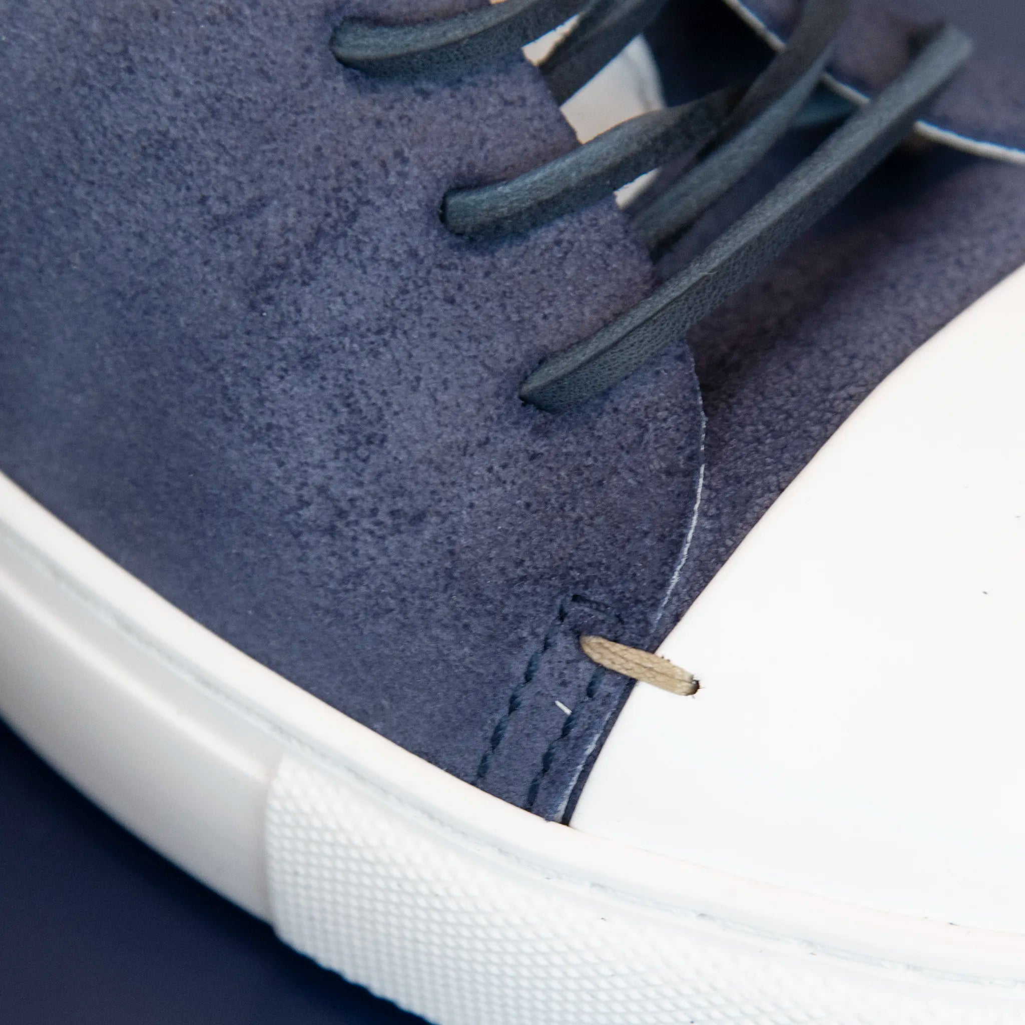 Sneakers basse blu in pelle e cuoio Made in Italy artigianali con dettagli cuciti a mano.