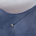 Sneakers basse blu in pelle e cuoio Made in Italy artigianali con dettagli cuciti a mano.