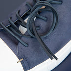 Sneakers basse blu in pelle e cuoio Made in Italy artigianali con dettagli cuciti a mano.