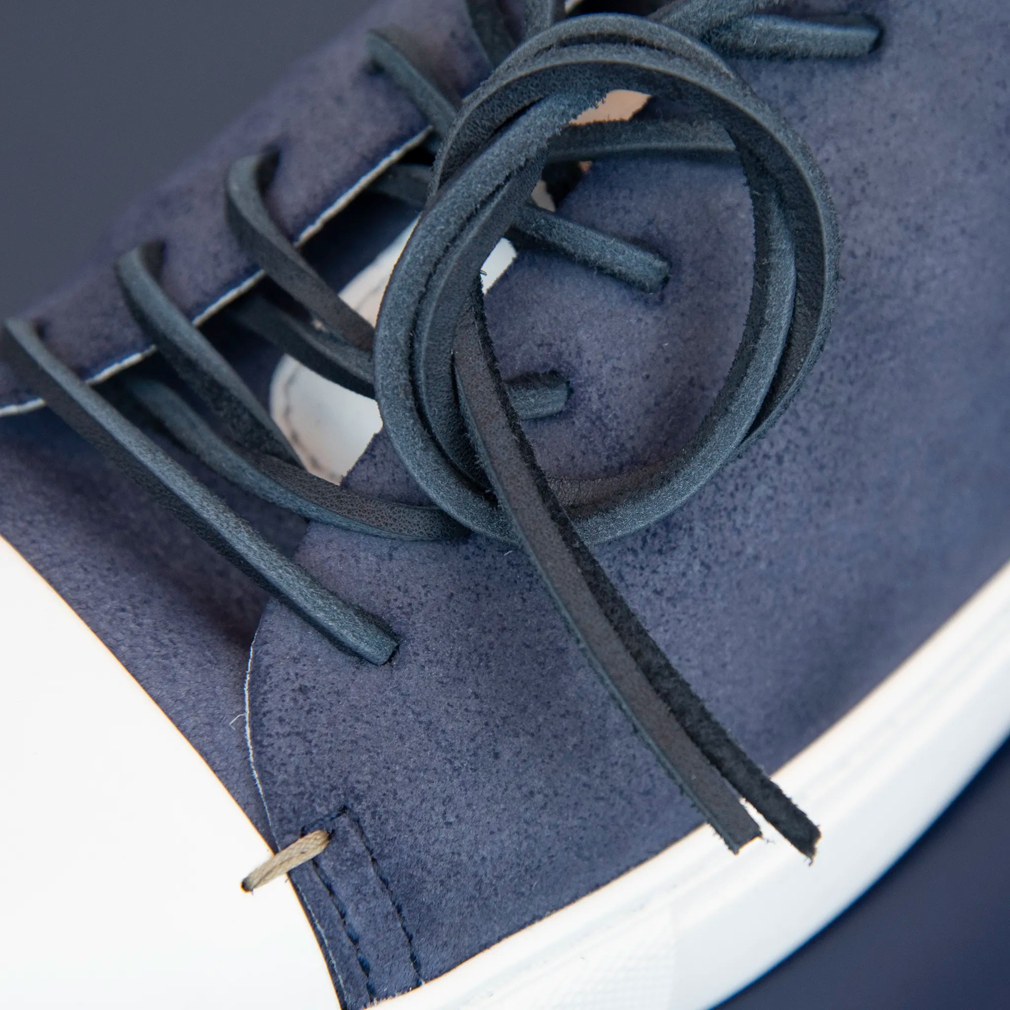Sneakers basse blu in pelle e cuoio Made in Italy artigianali con dettagli cuciti a mano.