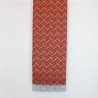 Sciarpa doubleface in cashmere e seta, Made in Italy su telai antichi. Colori tenui da un lato e tonalità vivaci dall'altro, per un look versatile e originale.