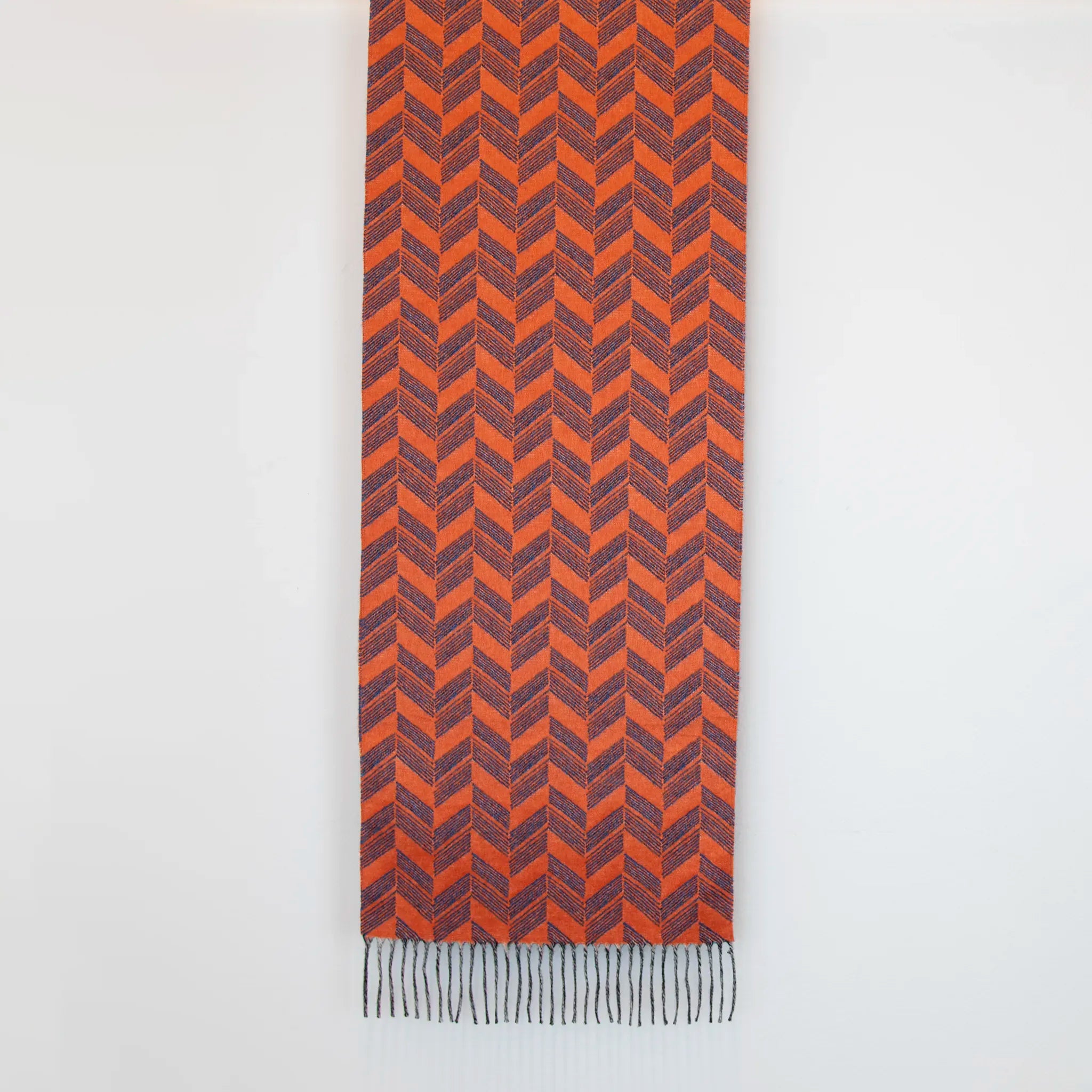 Sciarpa doubleface in cashmere e seta, Made in Italy su telai antichi. Colori tenui da un lato e tonalità vivaci dall'altro, per un look versatile e originale.