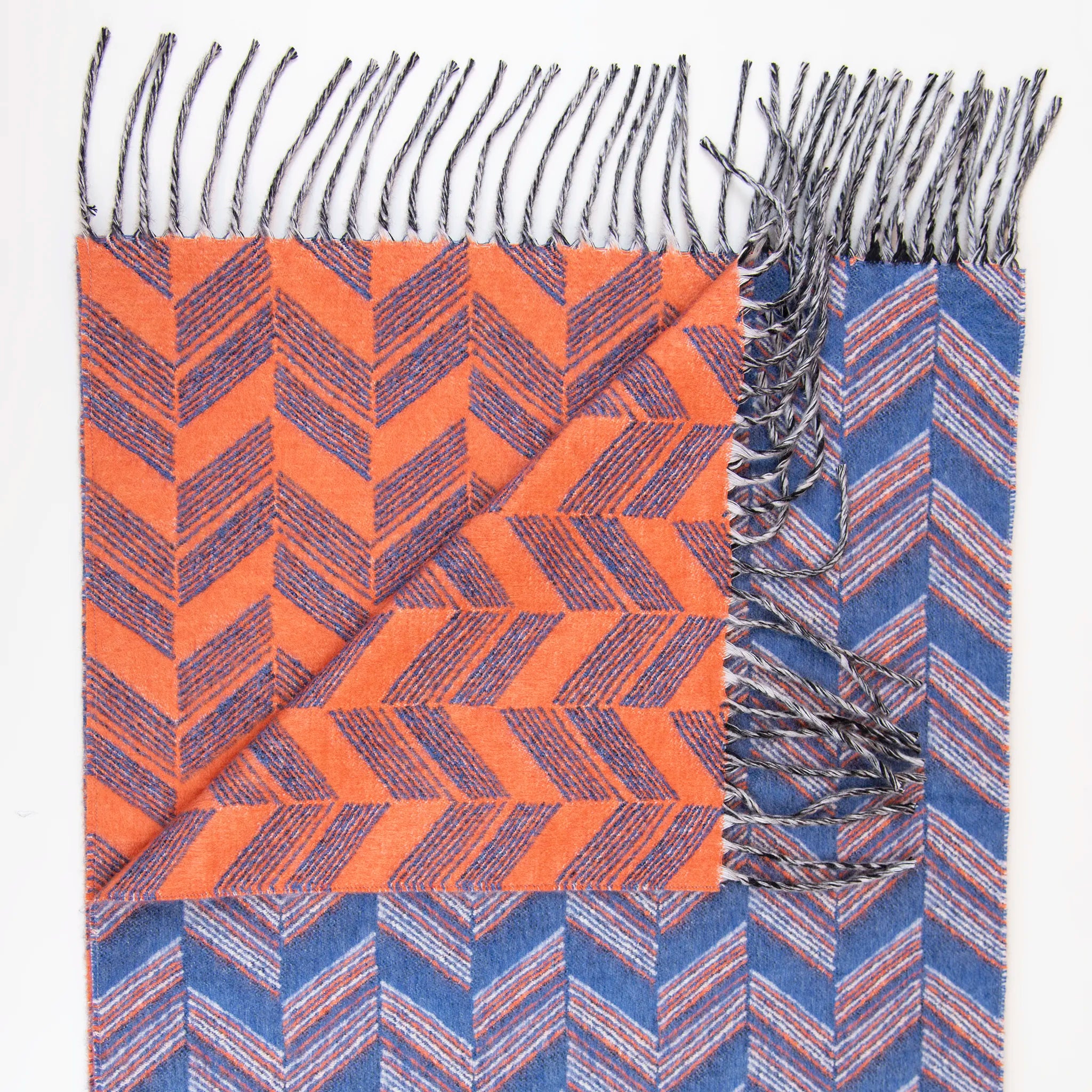 Sciarpa doubleface in cashmere e seta, Made in Italy su telai antichi. Colori tenui da un lato e tonalità vivaci dall'altro, per un look versatile e originale.