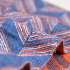 Dettaglio e texture tessuto della sciarpa doubleface in cashmere e seta, Made in Italy su telai antichi. Colori tenui da un lato e tonalità vivaci dall'altro, per un look versatile e originale.