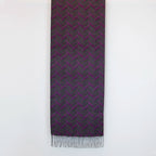 Sciarpa doubleface in cashmere e seta, Made in Italy su telai antichi. Colori tenui da un lato e tonalità vivaci dall'altro, per un look versatile e originale.