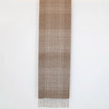 Sciarpa in cashmere e seta beige, Made in Italy, pattern lineare e tonalità calde. Design raffinato, facile da abbinare. Morbida, confortevole e leggera, per ogni occasione.