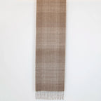 Sciarpa in cashmere e seta beige, Made in Italy, pattern lineare e tonalità calde. Design raffinato, facile da abbinare. Morbida, confortevole e leggera, per ogni occasione.