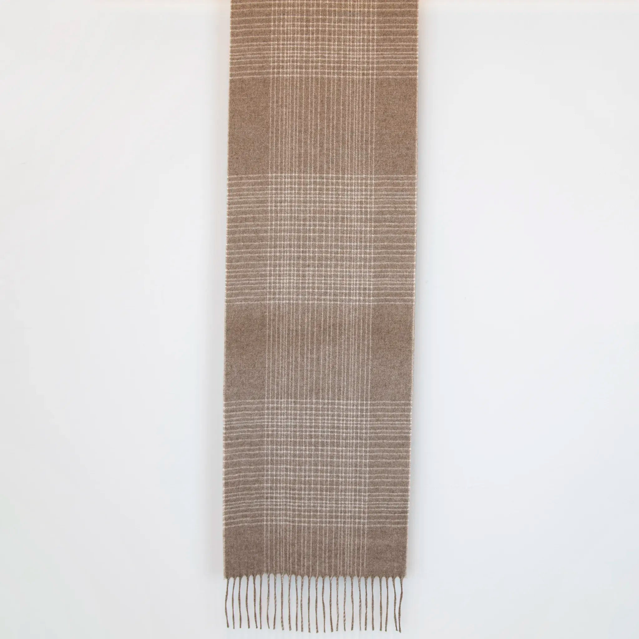 Sciarpa in cashmere e seta beige, Made in Italy, pattern lineare e tonalità calde. Design raffinato, facile da abbinare. Morbida, confortevole e leggera, per ogni occasione.