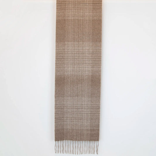 Sciarpa in cashmere e seta beige, Made in Italy, pattern lineare e tonalità calde. Design raffinato, facile da abbinare. Morbida, confortevole e leggera, per ogni occasione.