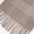 Dettaglio e texture tessuto della Sciarpa in cashmere e seta beige, Made in Italy, pattern lineare e tonalità calde. Design raffinato, facile da abbinare. Morbida, confortevole e leggera, per ogni occasione.