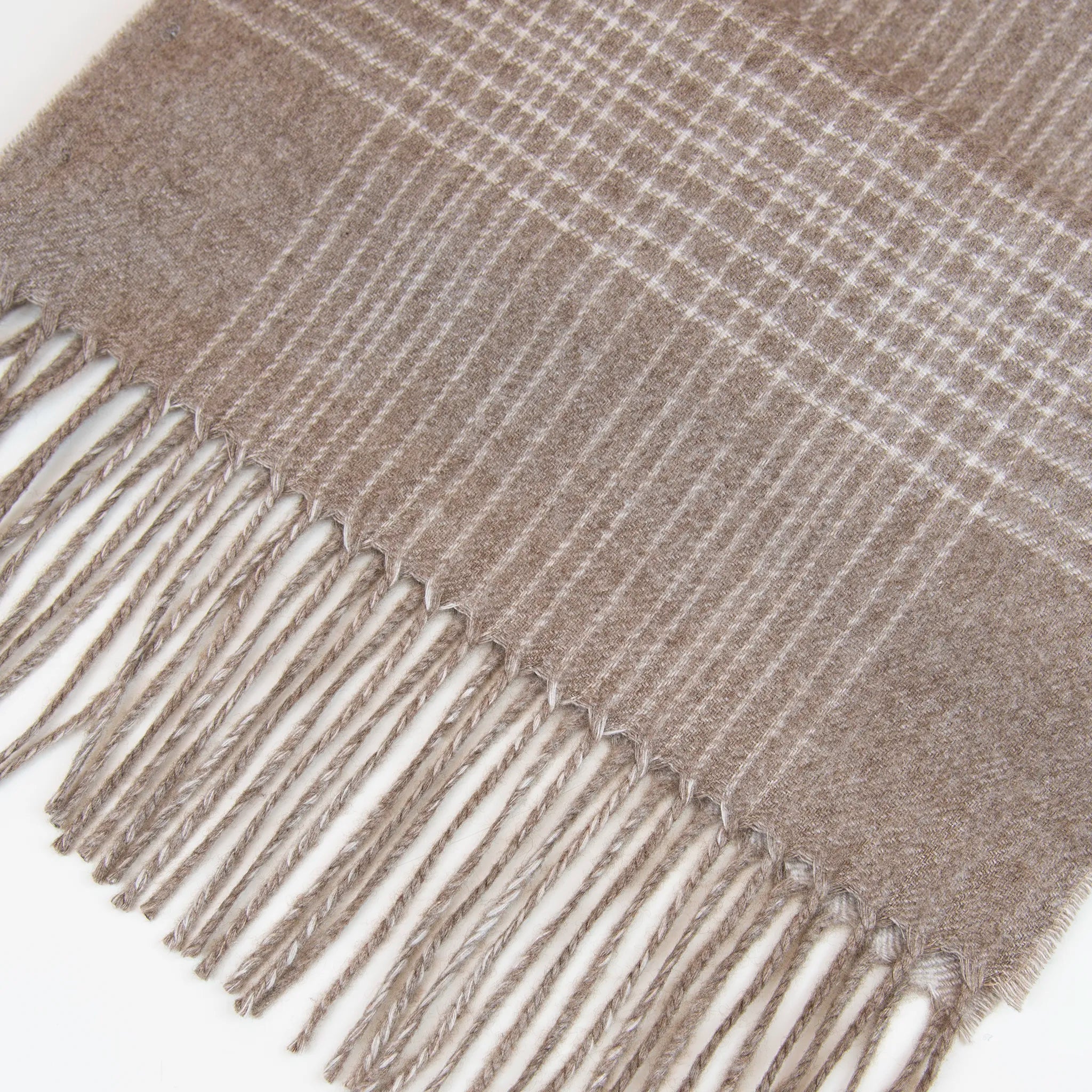 Dettaglio e texture tessuto della Sciarpa in cashmere e seta beige, Made in Italy, pattern lineare e tonalità calde. Design raffinato, facile da abbinare. Morbida, confortevole e leggera, per ogni occasione.