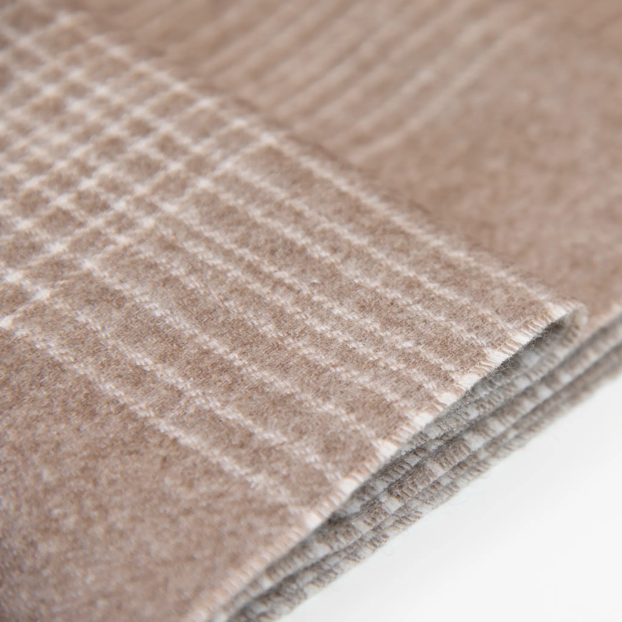 Dettaglio e texture tessuto della sciarpa in cashmere e seta beige, Made in Italy, pattern lineare e tonalità calde. Design raffinato, facile da abbinare. Morbida, confortevole e leggera, per ogni occasione.