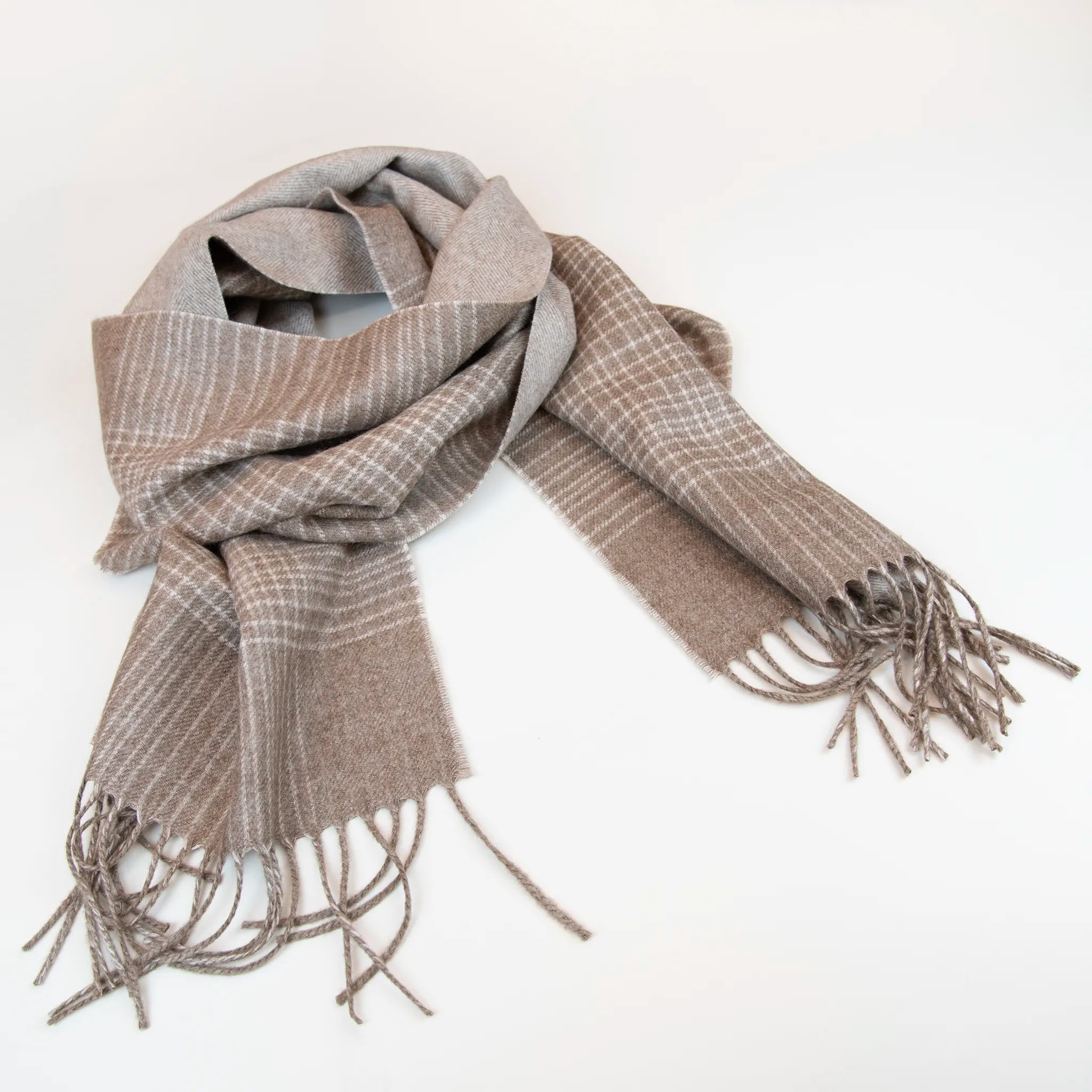 Sciarpa in cashmere e seta beige, Made in Italy, pattern lineare e tonalità calde. Design raffinato, facile da abbinare. Morbida, confortevole e leggera, per ogni occasione.