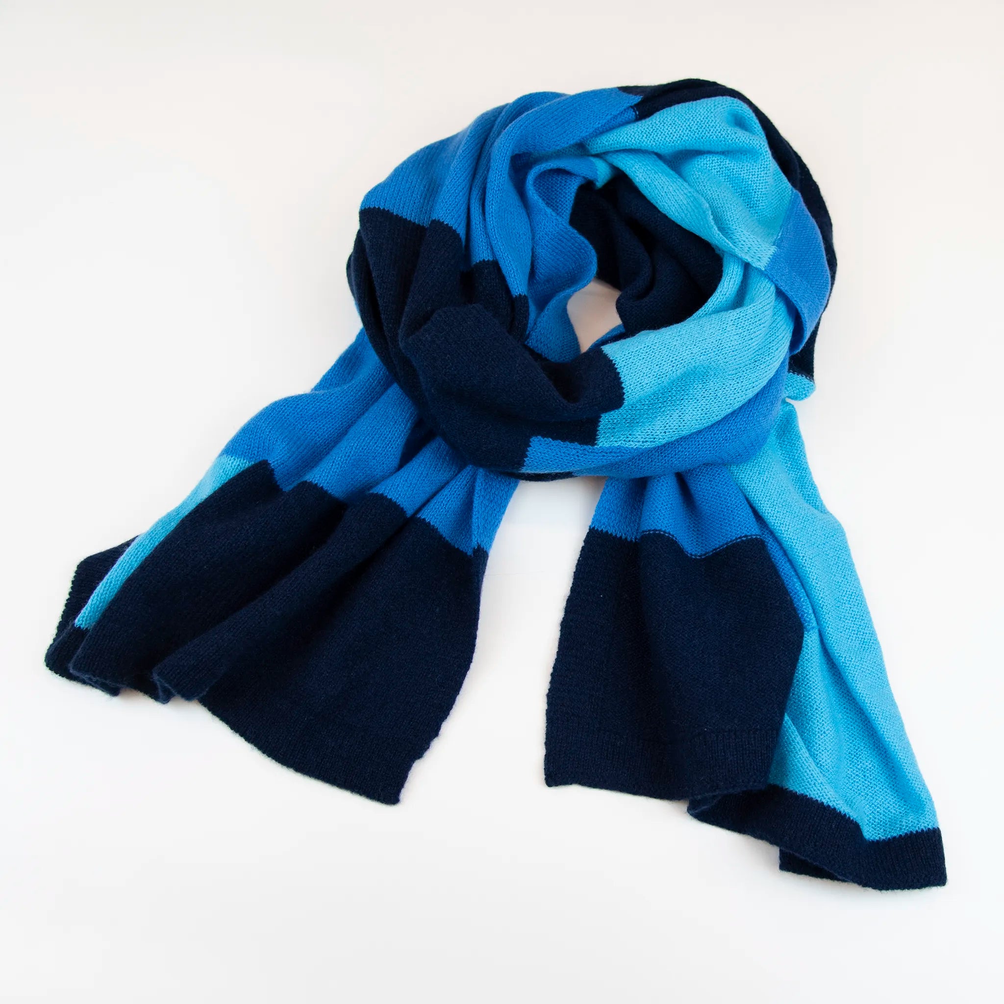 Sciarpa e stola in 100% cashmere blu, Made in Italy, realizzata su telai antichi. Fibra di cashmere fine e termoisolante, offre calore e leggerezza. Design versatile, perfetta per tutte le stagioni, con accostamento di colori creato da designer esperti.