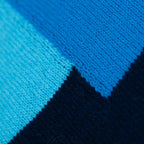 Dettaglio e texture tessuto della sciarpa e stola in 100% cashmere bordeaux e rossa, Made in Italy, realizzata su telai antichi. Fibra di cashmere fine e termoisolante, offre calore e leggerezza. Design versatile, perfetta per tutte le stagioni, con accostamento di colori creato da designer esperti.