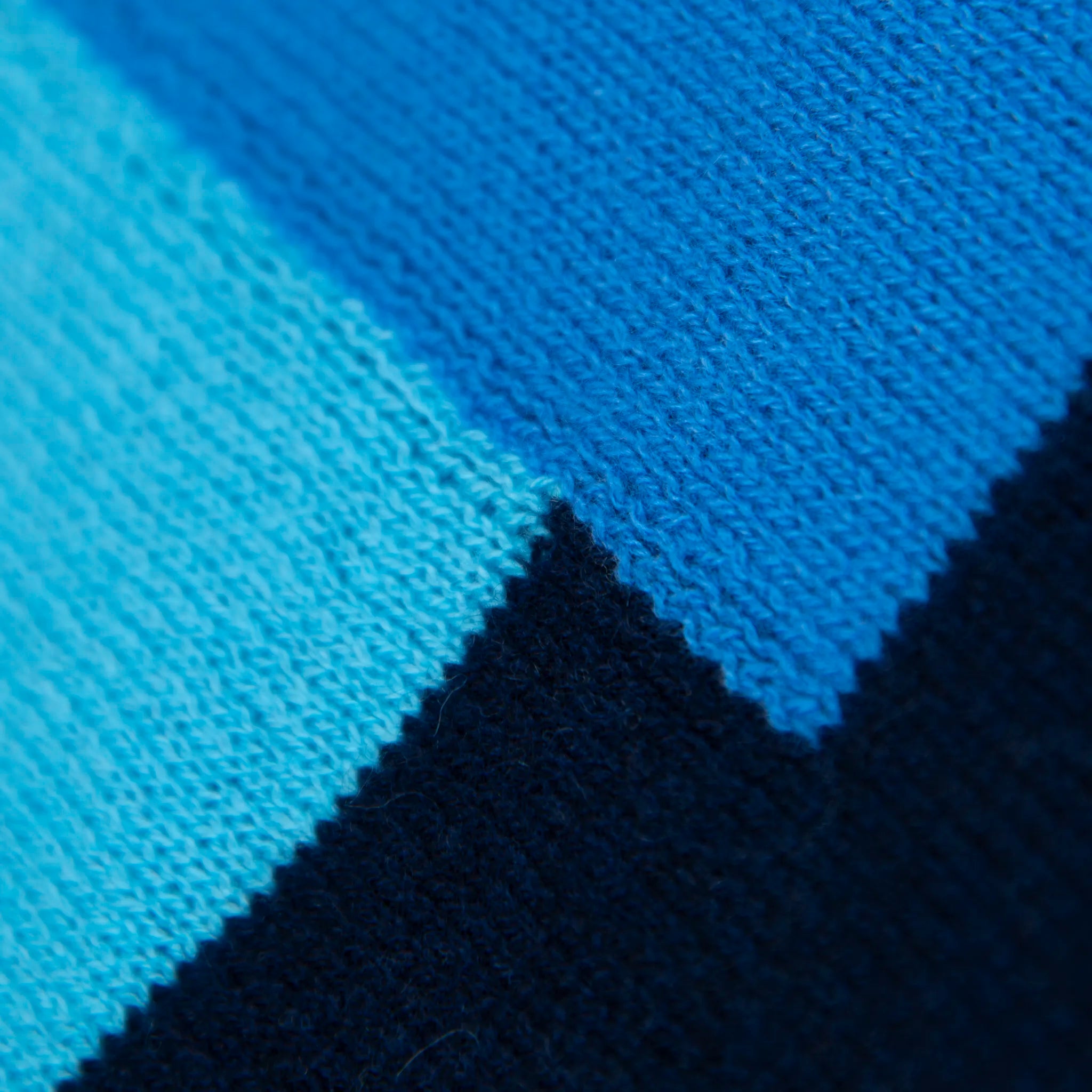 Dettaglio e texture tessuto della sciarpa e stola in 100% cashmere bordeaux e rossa, Made in Italy, realizzata su telai antichi. Fibra di cashmere fine e termoisolante, offre calore e leggerezza. Design versatile, perfetta per tutte le stagioni, con accostamento di colori creato da designer esperti.