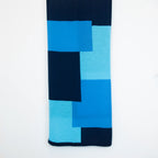 Sciarpa e stola in 100% cashmere blu, Made in Italy, realizzata su telai antichi. Fibra di cashmere fine e termoisolante, offre calore e leggerezza. Design versatile, perfetta per tutte le stagioni, con accostamento di colori creato da designer esperti.