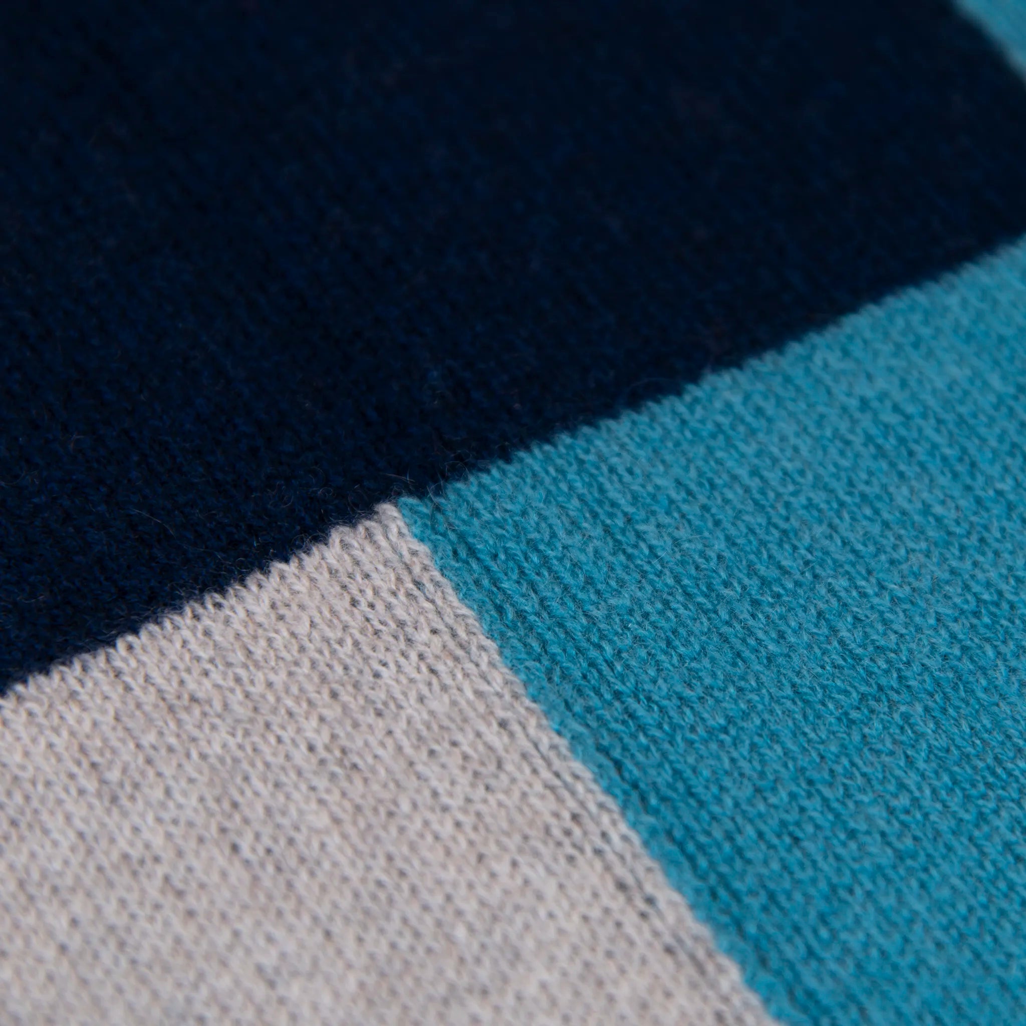 Dettaglio e texture tessuto della sciarpa e stola in 100% cashmere blu, Made in Italy, realizzata su telai antichi. Fibra di cashmere fine e termoisolante, offre calore e leggerezza. Design versatile, perfetta per tutte le stagioni, con accostamento di colori creato da designer esperti.