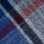 Dettagli e texture tessuto della Sciarpa in cashmere e seta blu, Made in Italy, con tradizionale pattern irlandese, scozzese, a quadri e a scacchi, che crea un dinamismo visivo raffinato. Morbida e confortevole, avvolge con calore e leggerezza, facilmente abbinabile in ogni occasione. Design elegante e versatile, frutto della creatività di esperti designer.