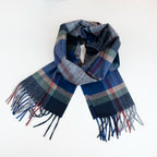 Sciarpa in cashmere e seta blu, Made in Italy, con tradizionale pattern irlandese, scozzese, a quadri e a scacchi, che crea un dinamismo visivo raffinato. Morbida e confortevole, avvolge con calore e leggerezza, facilmente abbinabile in ogni occasione. Design elegante e versatile, frutto della creatività di esperti designer.