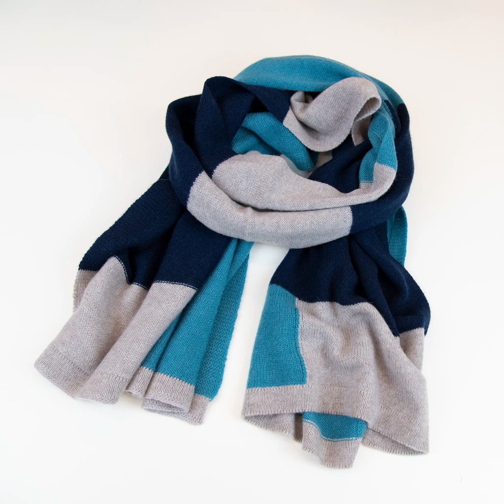 Sciarpa e stola in 100% cashmere blu, Made in Italy, realizzata su telai antichi. Fibra di cashmere fine e termoisolante, offre calore e leggerezza. Design versatile, perfetta per tutte le stagioni, con accostamento di colori creato da designer esperti.