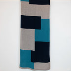 Sciarpa e stola in 100% cashmere blu, Made in Italy, realizzata su telai antichi. Fibra di cashmere fine e termoisolante, offre calore e leggerezza. Design versatile, perfetta per tutte le stagioni, con accostamento di colori creato da designer esperti.