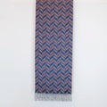 Sciarpa doubleface in cashmere e seta, Made in Italy su telai antichi. Colori tenui da un lato e tonalità vivaci dall'altro, per un look versatile e originale.