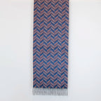 Sciarpa doubleface in cashmere e seta, Made in Italy su telai antichi. Colori tenui da un lato e tonalità vivaci dall'altro, per un look versatile e originale.