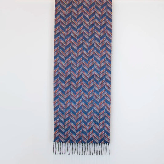 Sciarpa doubleface in cashmere e seta, Made in Italy su telai antichi. Colori tenui da un lato e tonalità vivaci dall'altro, per un look versatile e originale.