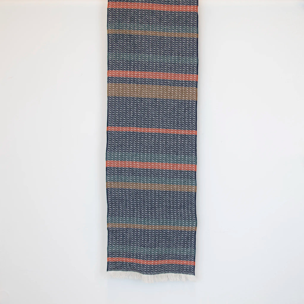 Sciarpa in 100% cashmere, realizzata in Italia con ricamo 3D su filato naturale, senza pigmenti. Lavorazione artigianale su telai antichi garantisce durata e qualità. Design esclusivo, con colori creati da designer per un capo elegante e versatile.