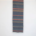 Sciarpa in 100% cashmere, realizzata in Italia con ricamo 3D su filato naturale, senza pigmenti. Lavorazione artigianale su telai antichi garantisce durata e qualità. Design esclusivo, con colori creati da designer per un capo elegante e versatile.