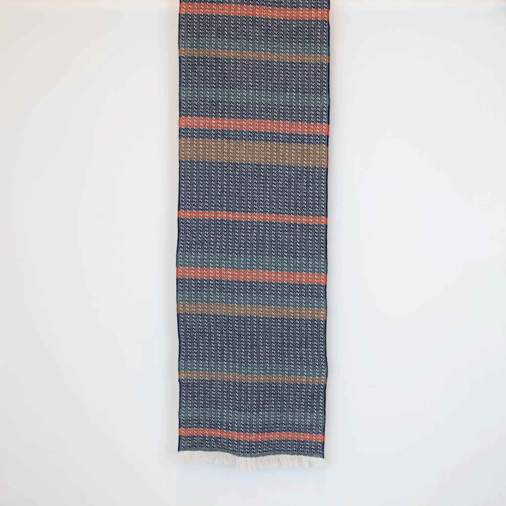 Sciarpa in 100% cashmere, realizzata in Italia con ricamo 3D su filato naturale, senza pigmenti. Lavorazione artigianale su telai antichi garantisce durata e qualità. Design esclusivo, con colori creati da designer per un capo elegante e versatile.