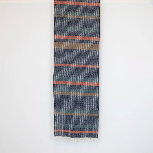Sciarpa in 100% cashmere, realizzata in Italia con ricamo 3D su filato naturale, senza pigmenti. Lavorazione artigianale su telai antichi garantisce durata e qualità. Design esclusivo, con colori creati da designer per un capo elegante e versatile.