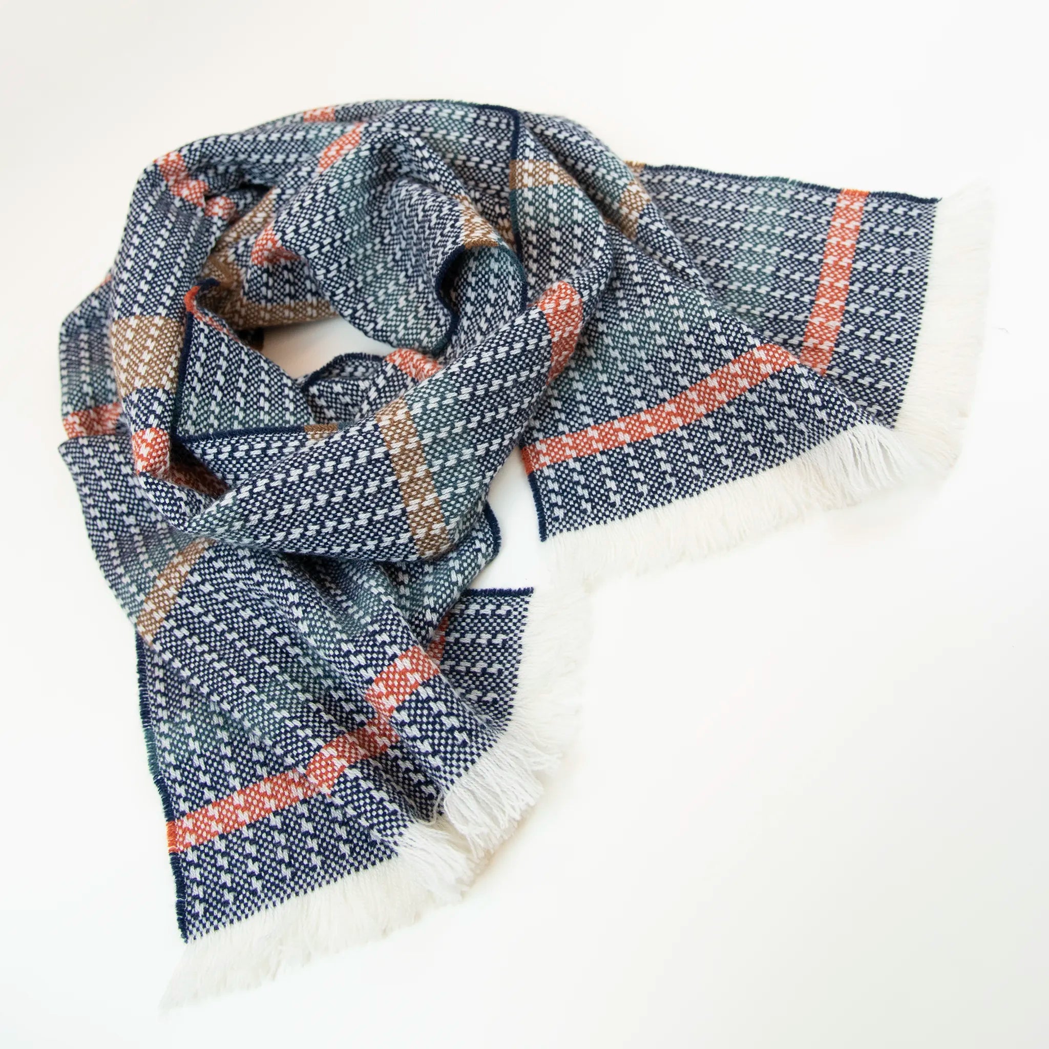 Sciarpa in 100% cashmere, realizzata in Italia con ricamo 3D su filato naturale, senza pigmenti. Lavorazione artigianale su telai antichi garantisce durata e qualità. Design esclusivo, con colori creati da designer per un capo elegante e versatile.