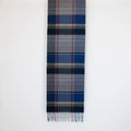 Sciarpa in cashmere e seta blu, Made in Italy, con tradizionale pattern irlandese, scozzese, a quadri e a scacchi, che crea un dinamismo visivo raffinato. Morbida e confortevole, avvolge con calore e leggerezza, facilmente abbinabile in ogni occasione. Design elegante e versatile, frutto della creatività di esperti designer.