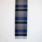 Sciarpa in cashmere e seta blu, Made in Italy, con tradizionale pattern irlandese, scozzese, a quadri e a scacchi, che crea un dinamismo visivo raffinato. Morbida e confortevole, avvolge con calore e leggerezza, facilmente abbinabile in ogni occasione. Design elegante e versatile, frutto della creatività di esperti designer.