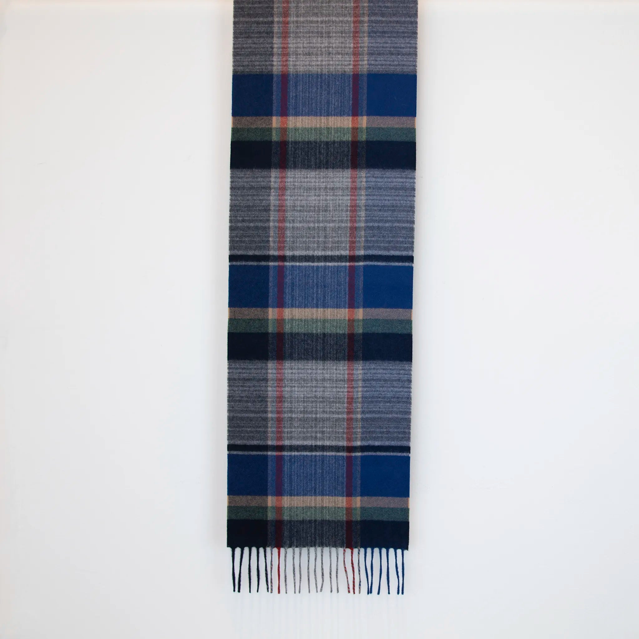 Sciarpa in cashmere e seta blu, Made in Italy, con tradizionale pattern irlandese, scozzese, a quadri e a scacchi, che crea un dinamismo visivo raffinato. Morbida e confortevole, avvolge con calore e leggerezza, facilmente abbinabile in ogni occasione. Design elegante e versatile, frutto della creatività di esperti designer.