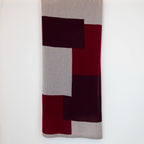 Sciarpa e stola in 100% cashmere bordeaux e rossa, Made in Italy, realizzata su telai antichi. Fibra di cashmere fine e termoisolante, offre calore e leggerezza. Design versatile, perfetta per tutte le stagioni, con accostamento di colori creato da designer esperti.
