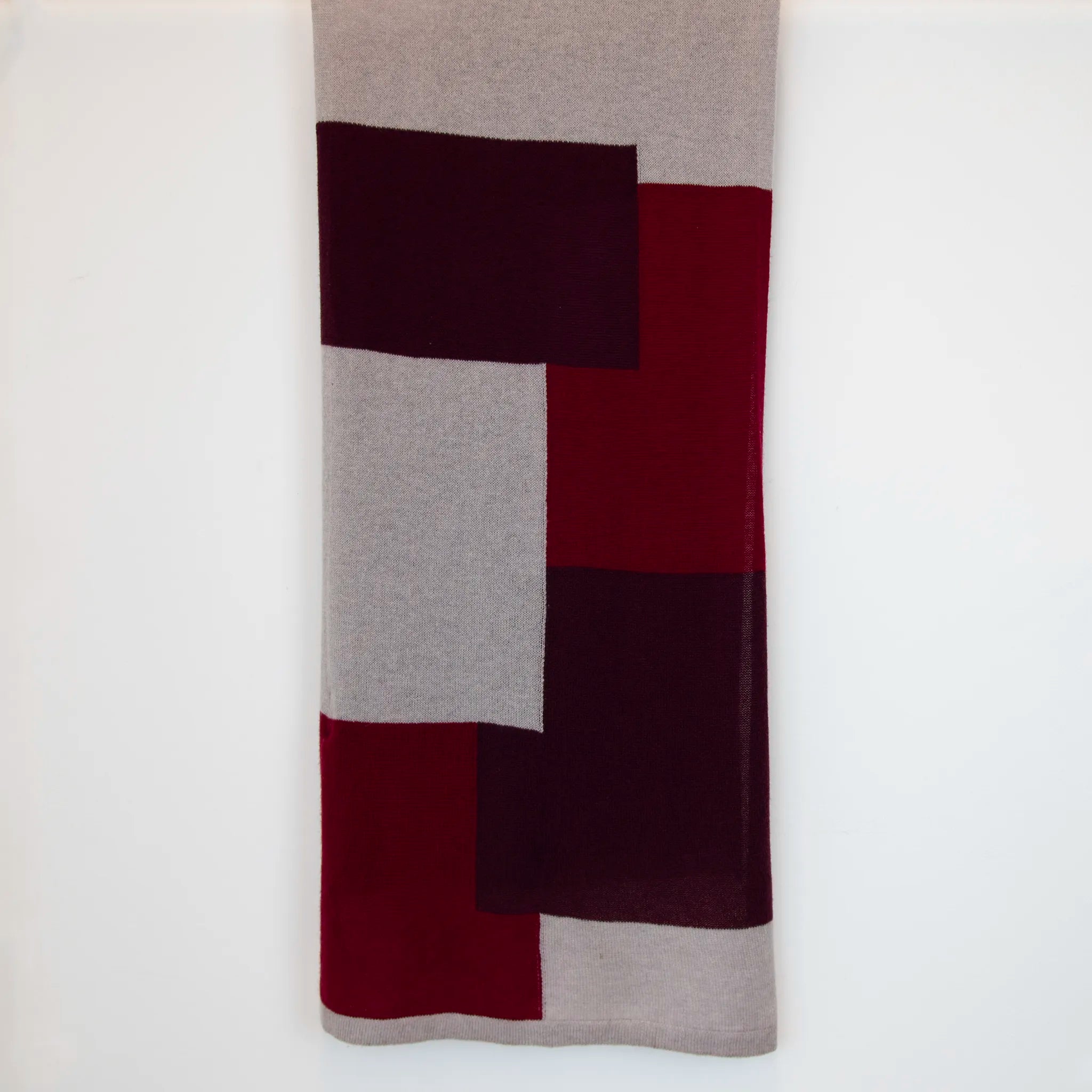 Sciarpa e stola in 100% cashmere bordeaux e rossa, Made in Italy, realizzata su telai antichi. Fibra di cashmere fine e termoisolante, offre calore e leggerezza. Design versatile, perfetta per tutte le stagioni, con accostamento di colori creato da designer esperti.