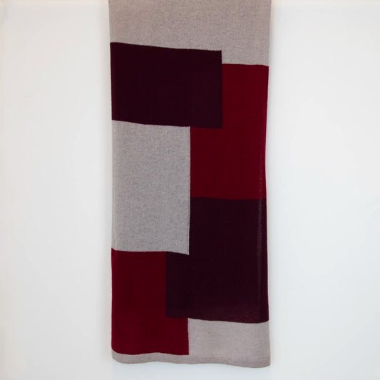 Sciarpa e stola in 100% cashmere bordeaux e rossa, Made in Italy, realizzata su telai antichi. Fibra di cashmere fine e termoisolante, offre calore e leggerezza. Design versatile, perfetta per tutte le stagioni, con accostamento di colori creato da designer esperti.