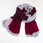 Sciarpa e stola in 100% cashmere bordeaux e rossa, Made in Italy, realizzata su telai antichi. Fibra di cashmere fine e termoisolante, offre calore e leggerezza. Design versatile, perfetta per tutte le stagioni, con accostamento di colori creato da designer esperti.