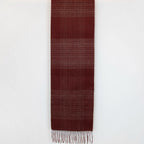 Sciarpa in cashmere e seta bordeaux, Made in Italy, pattern lineare e tonalità calde. Design raffinato, facile da abbinare. Morbida, confortevole e leggera, per ogni occasione.