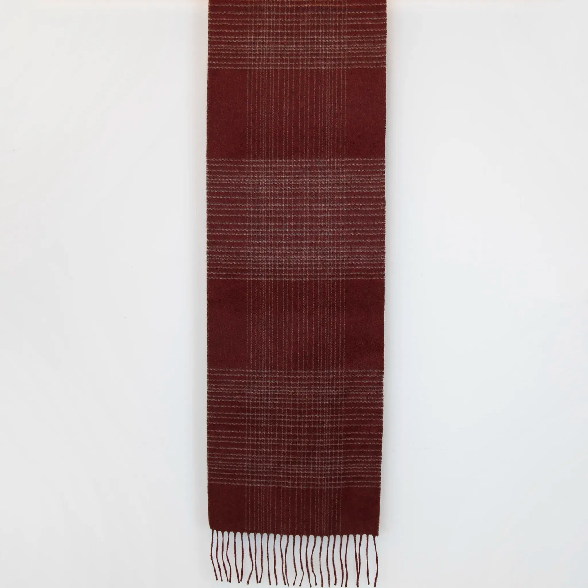 Sciarpa in cashmere e seta bordeaux, Made in Italy, pattern lineare e tonalità calde. Design raffinato, facile da abbinare. Morbida, confortevole e leggera, per ogni occasione.