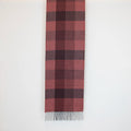 Sciarpa in cashmere e seta, rossa e bordeaux, Made in Italy, con pattern geometrico a quadri e scacchi in tonalità calde. Il design equilibrato e raffinato, unito alla combinazione cromatica, la rende facilmente abbinabile in ogni occasione. Morbida e confortevole, questa sciarpa offre calore e leggerezza. Un accessorio versatile, frutto della creatività di designer specializzati, perfetto per aggiungere un tocco elegante a qualsiasi look.