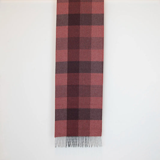 Sciarpa in cashmere e seta, rossa e bordeaux, Made in Italy, con pattern geometrico a quadri e scacchi in tonalità calde. Il design equilibrato e raffinato, unito alla combinazione cromatica, la rende facilmente abbinabile in ogni occasione. Morbida e confortevole, questa sciarpa offre calore e leggerezza. Un accessorio versatile, frutto della creatività di designer specializzati, perfetto per aggiungere un tocco elegante a qualsiasi look.