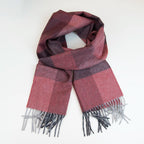 Sciarpa in cashmere e seta, rossa e bordeaux, Made in Italy, con pattern geometrico a quadri e scacchi in tonalità calde. Il design equilibrato e raffinato, unito alla combinazione cromatica, la rende facilmente abbinabile in ogni occasione. Morbida e confortevole, questa sciarpa offre calore e leggerezza. Un accessorio versatile, frutto della creatività di designer specializzati, perfetto per aggiungere un tocco elegante a qualsiasi look.